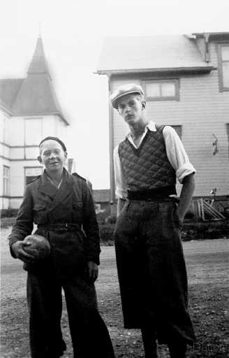 1936 2 st fotbolls grabbar.jpg - Olle Fahlesson och Bo-Erik Sjöberg med en ”uppfriserad” fotboll. Basket fanns inte 1936. 
